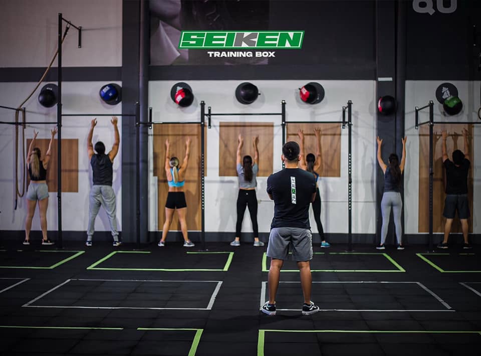 Sesión de entrenamiento de fuerza grupal en Seiken Box